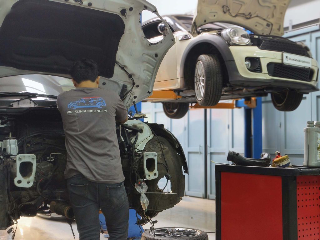 Servis Perbaikan Mini cooper dengan lift service